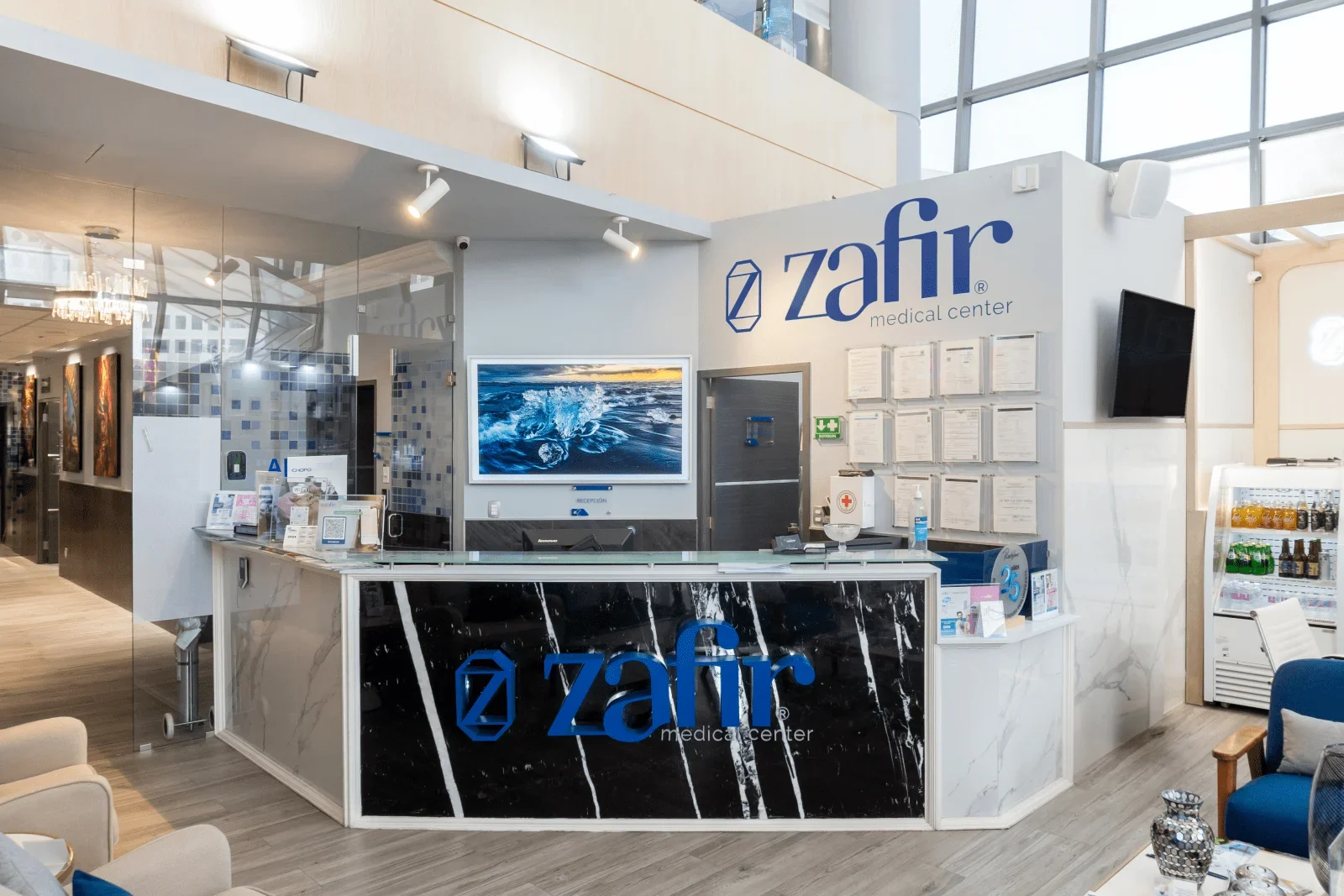 Recepción principal de Zafir Medical Center con documentación visible