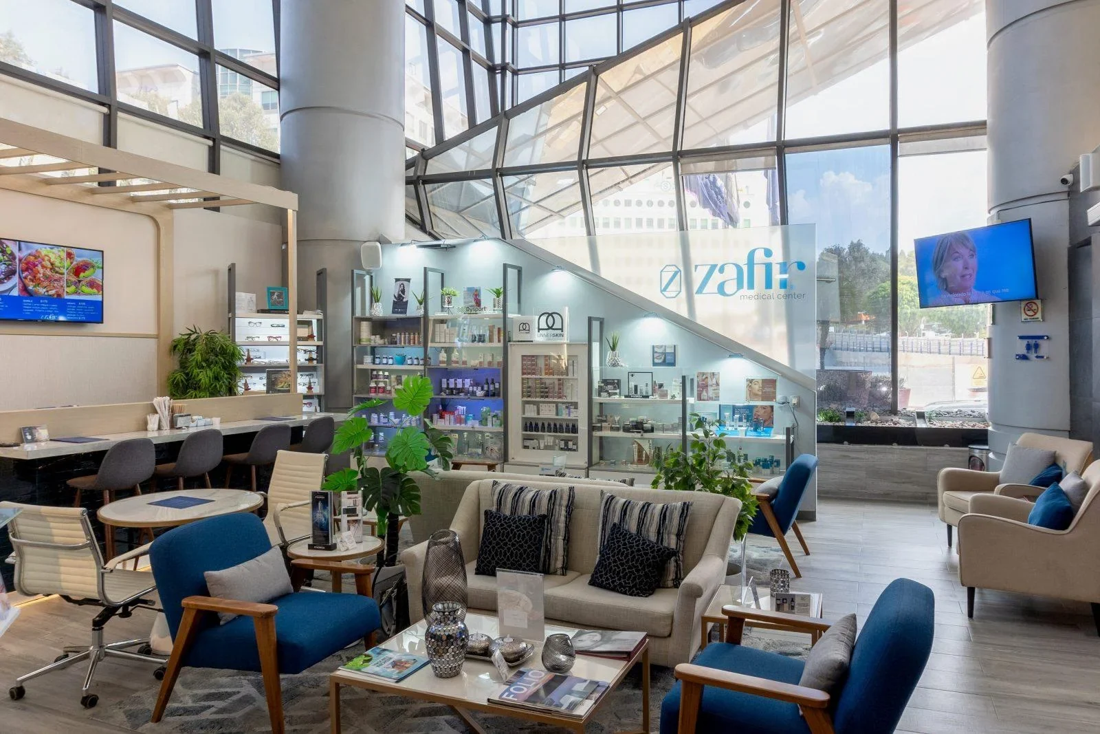 Sala de recepción y área de espera de Zafir Medical Center